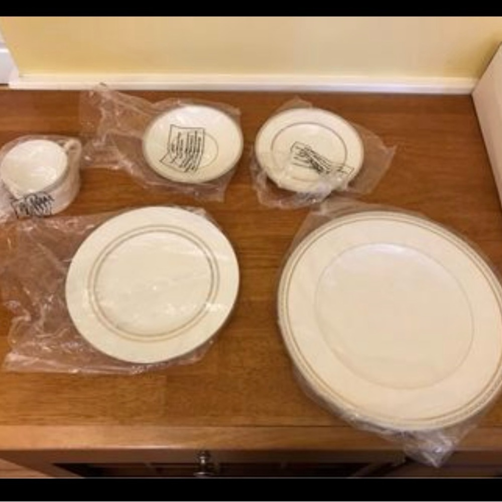 Brand new Vera Wang 5 piece China Set